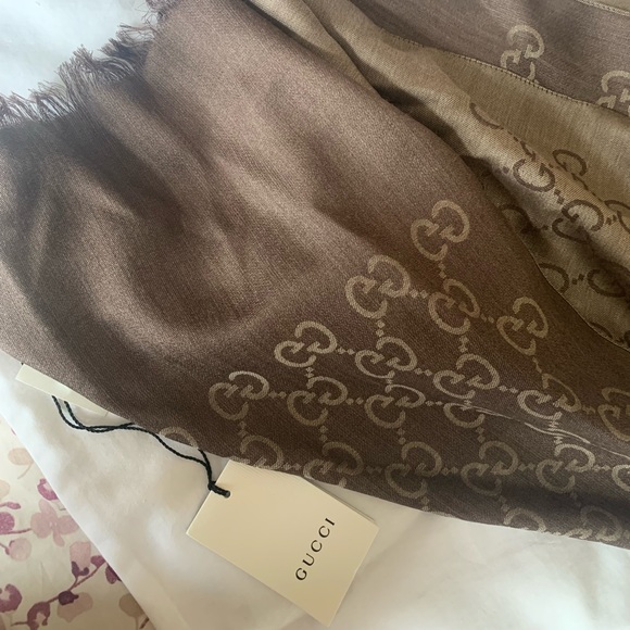 SOLD Gucci Scarf - Picture 3 of 4